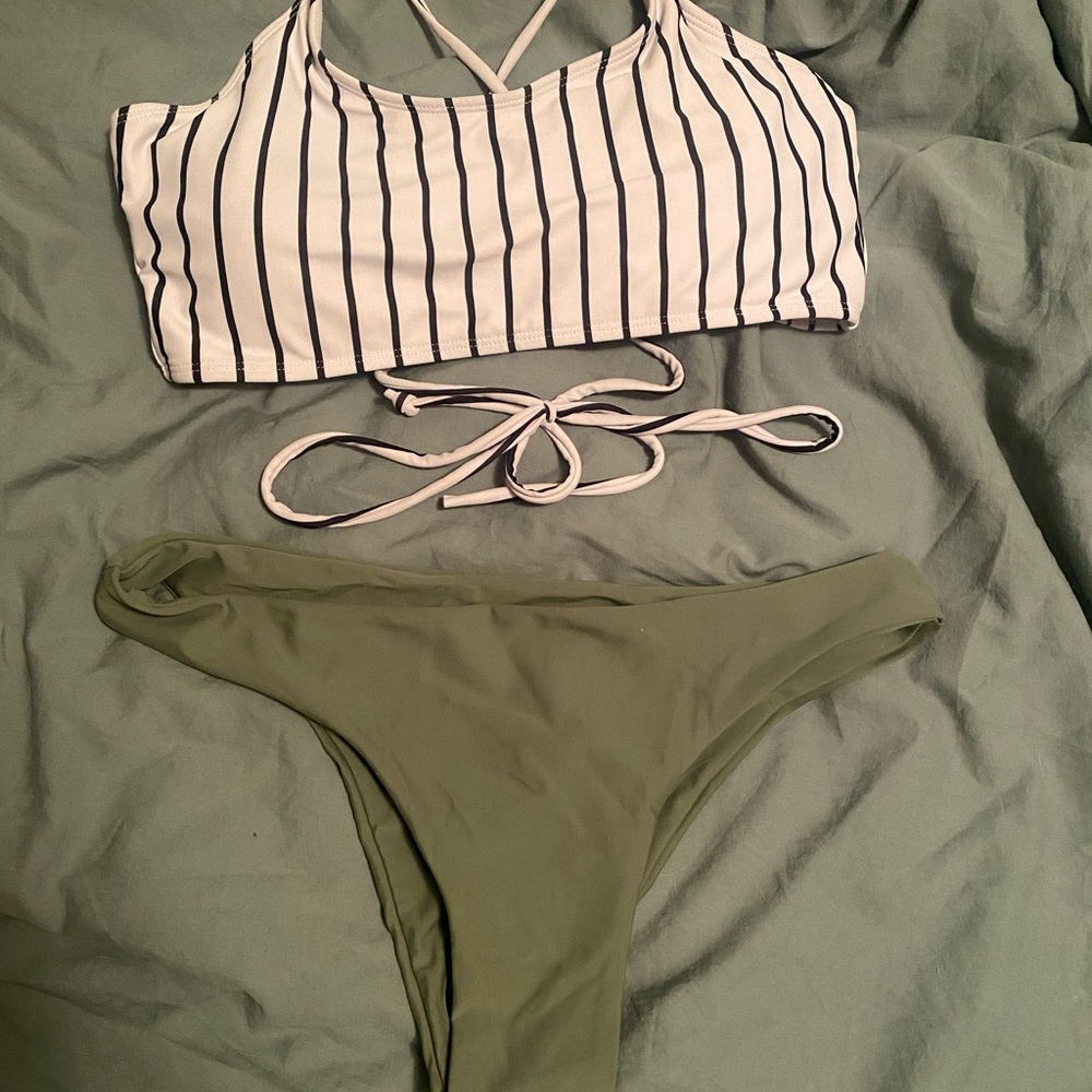 🍩 NWOT - Size large bikini set - striped and green